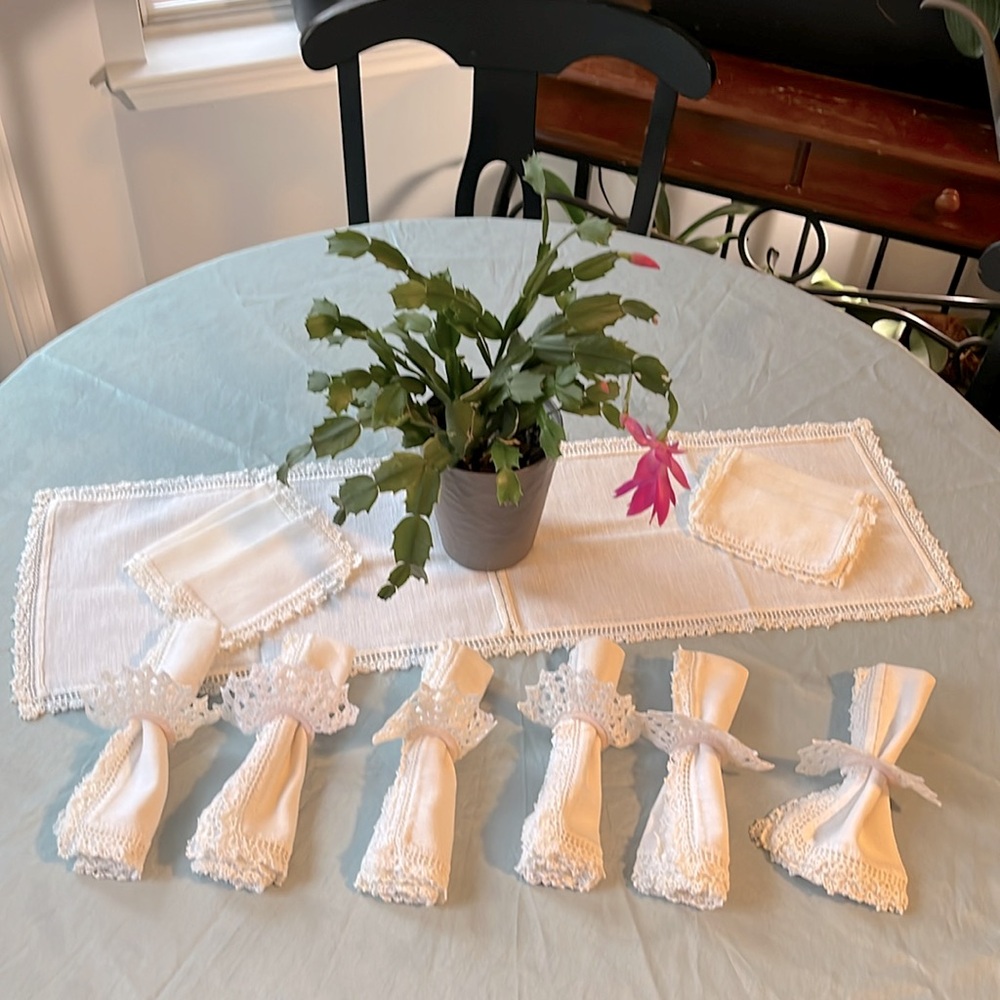 Gorgeous Vintage Crochet Set - Picture 2 of 16